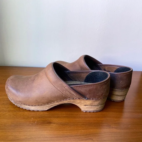 [US 8.5/EU 39] Sanita Julie Clogs — Antique Brown oiled leather - Picture 3 of 15